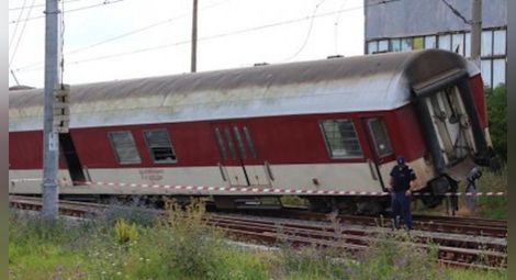 Локомотив на пътнически влак дерайлира между гарите Долене и Варвара