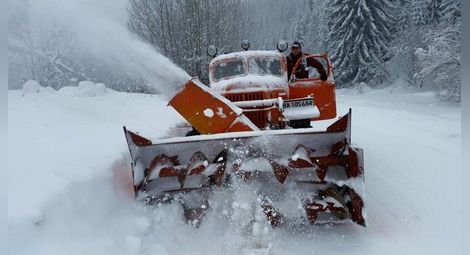 Спасиха възрастни хора, блокирани 14 часа в кола в студа