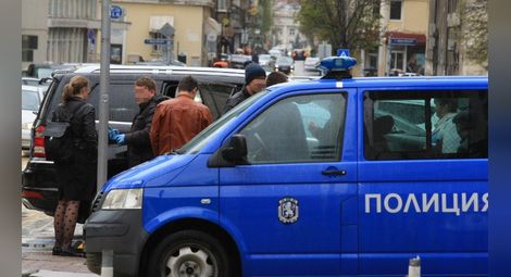 Криминалисти обискират джип в центъра на София