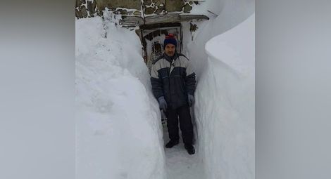 Затрупан от снега кани правителството и депутатите в откъснатото от света село