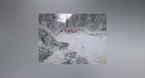 Хиляди домакинства още са без ток, в Смолянско пак вали сняг