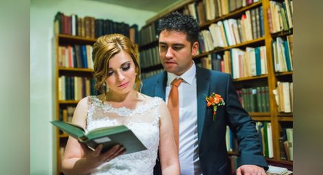 Мартина избра библиотеката за сватбената си фотосесия