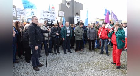 Над 600 човека от „Дунарит“ поискаха оставката на Лукарски