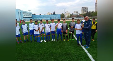 Шампионите получиха купата от председателя на Областния футболен съвет Димитър Димитров-Кулеманс.                                                                                                     Снимка: Георги  ХРИСТОВ