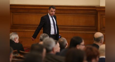 Депутатите приеха оставката на Делян Добрев
