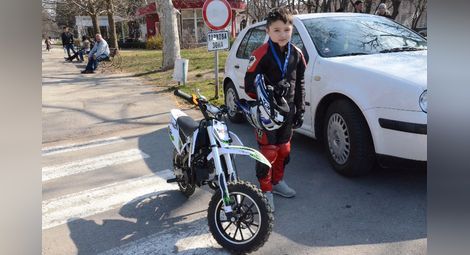 7-годишният Радослав посрещна новия мотосезон с втория си мотор