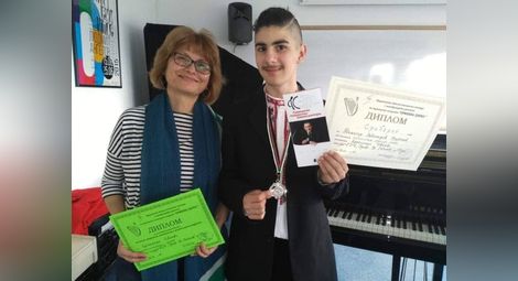 Дими с преподавателката си Красимира Иванова.Снимки: НУИ