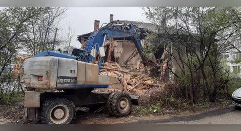 Започна събарянето на празните опасни къщи в Габрово