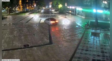 14-годишен кара по площада и разиграва полицията с колата на мама