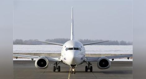 Пътнически самолет кацна аварийно в Санкт Петербург