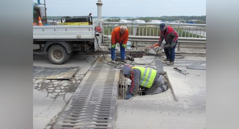 Ремонтират по спешност поредната огромна дупка на Дунав мост