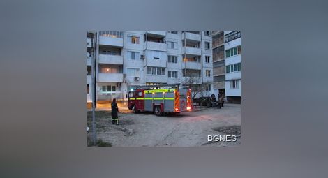 Пожар евакуира цял вход в русенски квартал