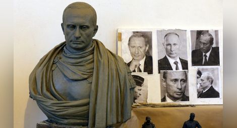 Показват статуя на Путин като римски император за 9 май