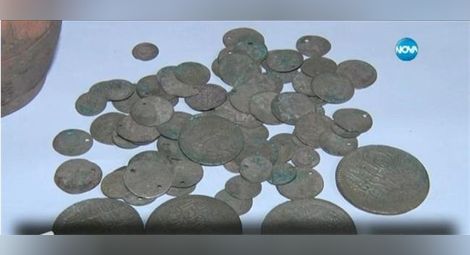 Тракторист намери гърне със сребърни монети и го даде на музей /галерия/