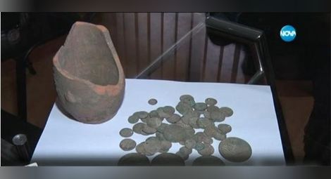 Тракторист намери гърне със сребърни монети и го даде на музей /галерия/