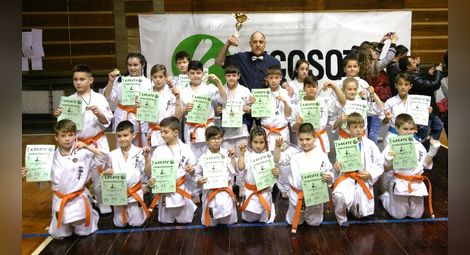 Куп медали за каратеките  на Калинов в Шумен