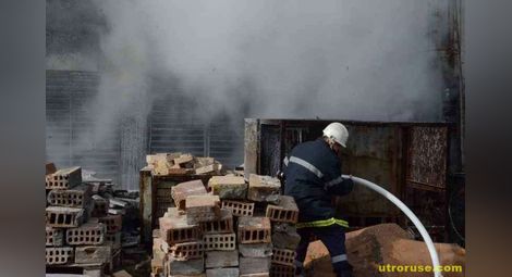 Напластени от години боклуци пламнаха в стара кула в „Изома“