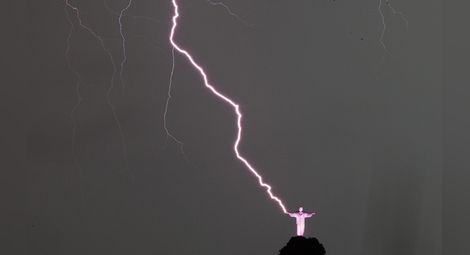 Мълния повреди статуята на Христос в Рио де Жанейро