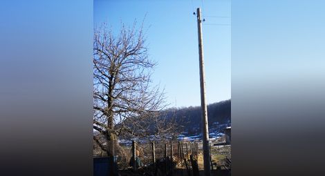 Електрическите стълбове в Сваленик сменени след десетки години служба