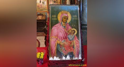 Рядка чудотворната икона на кърмеща Богородица показват в Русе