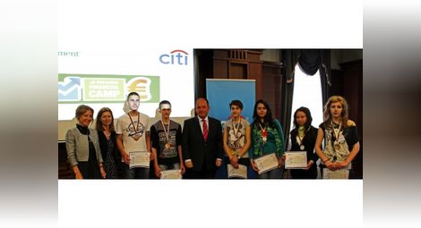 9 ученици от Математическата  финалисти на финансовия лагер