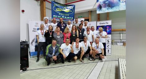 Ветераните плувци на „Ирис“ обраха  медалите на международен турнир в Брашов