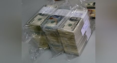 Задържаха украинци с 6500 фалшиви долара