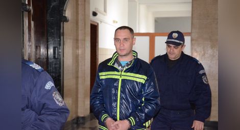 Украинец напъхал фалшиви $6500 до бушоните на буса си