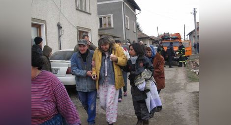 Газов взрив затрупа пет жени под двуетажна къща