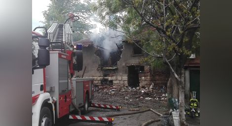Пожар в превърната в сметище къща погуби възрастен клошар