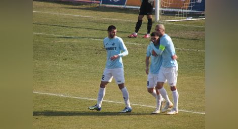 Драгош Фирцулеску получава поздравления след втория си гол във вратата на „Локо“.