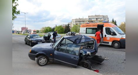 Шофьор излетя от колата си след удар по „Христо Ботев“