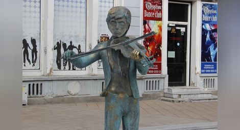Продавачка нацапа със спрей цигуларчето пред „Балкан“