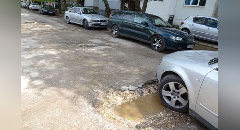 Дупка до дупка се отваря на паркинга на блок „Българка“
