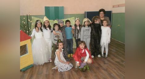 Деца от „Ангел Кънчев“ направиха театър от любими приказки