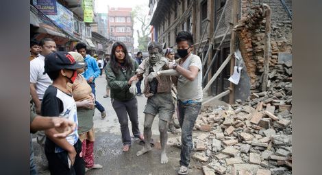 Над 10 жертви засега след мощното земетресение в Непал