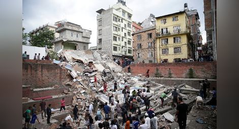 Над 450 жертви досега след мощното земетресение в Непал - ОБОБЩЕНИЕ