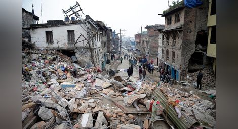 Близо 2300 жертви на опустошителните трусове в Непал, броят им расте - ОБОБЩЕНИЕ