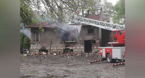 Събарят изгорялата къща, която погуби възрастен клошар