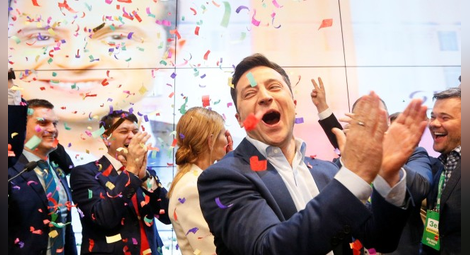 Комикът Зеленски с убедителна победа на президентските избори в Украйна