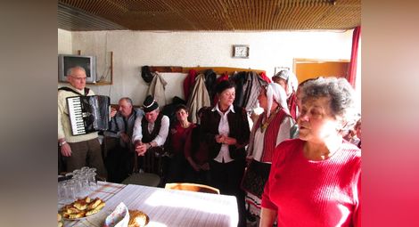 Красивите носии и обичаи на капанци в Гецово впечатлиха ученици етнографи