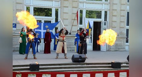 Руски рицари танцуваха с  огън и мечове пред Доходното