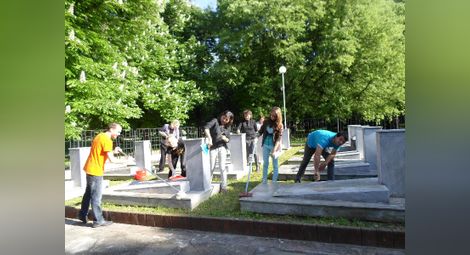 Паметните плочи в Руското гробище бяха измити за Деня на победата