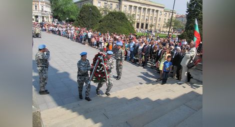 Военни маршове огласиха площада за празника на Русе и Деня на храбрoстта