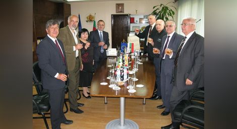Наздравица с 16-годишно уиски вдигнаха бивши губернатори на гости на Бурджиев
