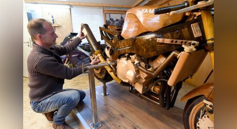 Германски майстор създаде дървен мотоциклет