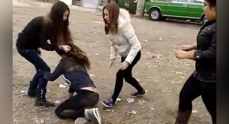 Брутален бой между ученички взриви социалната мрежа (видео)