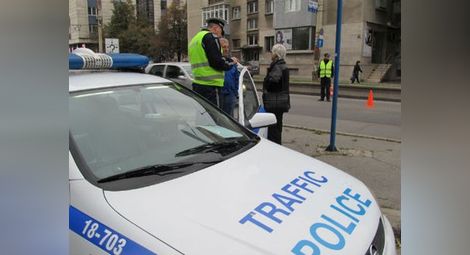 Кола удари майка и син на пешеходна пътека в Бургас