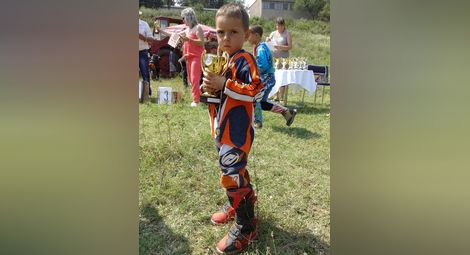 4-годишен ас на мотокроса дефилира на Писта Русе