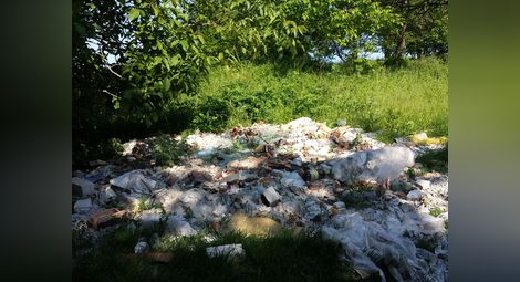 Незаконно сметище стига почти до първите къщи на Хаджигенова чешма